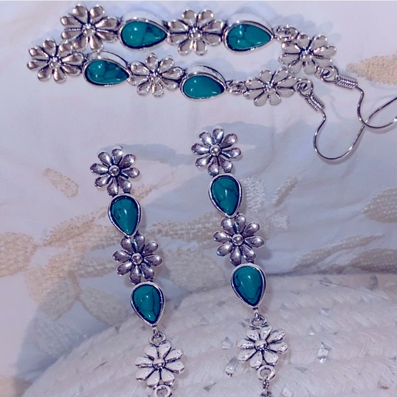 NWT Silver Flowers w/Turquoise Dangling Earrings- About 2.5” Long- Cute w/Jeans - Picture 9 of 16